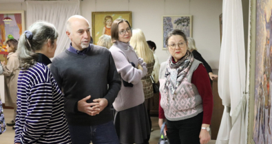 «Новогодняя сказка» в Могилеве: выставка супругов объединяет живопись, графику и семейный уют 