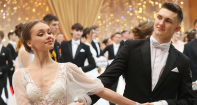 Могилевчан приглашают на вальс, дресс-код: платья в пол, веера, галстуки-бабочки, рубашки, брюки, перчатки