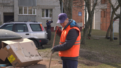 Весенняя уборка: как приводят в порядок дворы Могилева