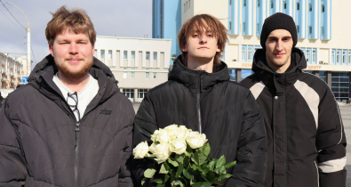 Цветы, улыбки и весеннее настроение: как молодежь Могилева поздравила горожанок с наступающим 8 Марта