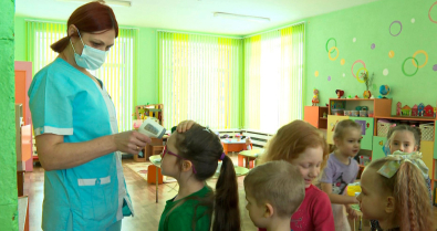 «Утренние фильтры» в эпидсезон становятся обычным делом в детских садах. Видео