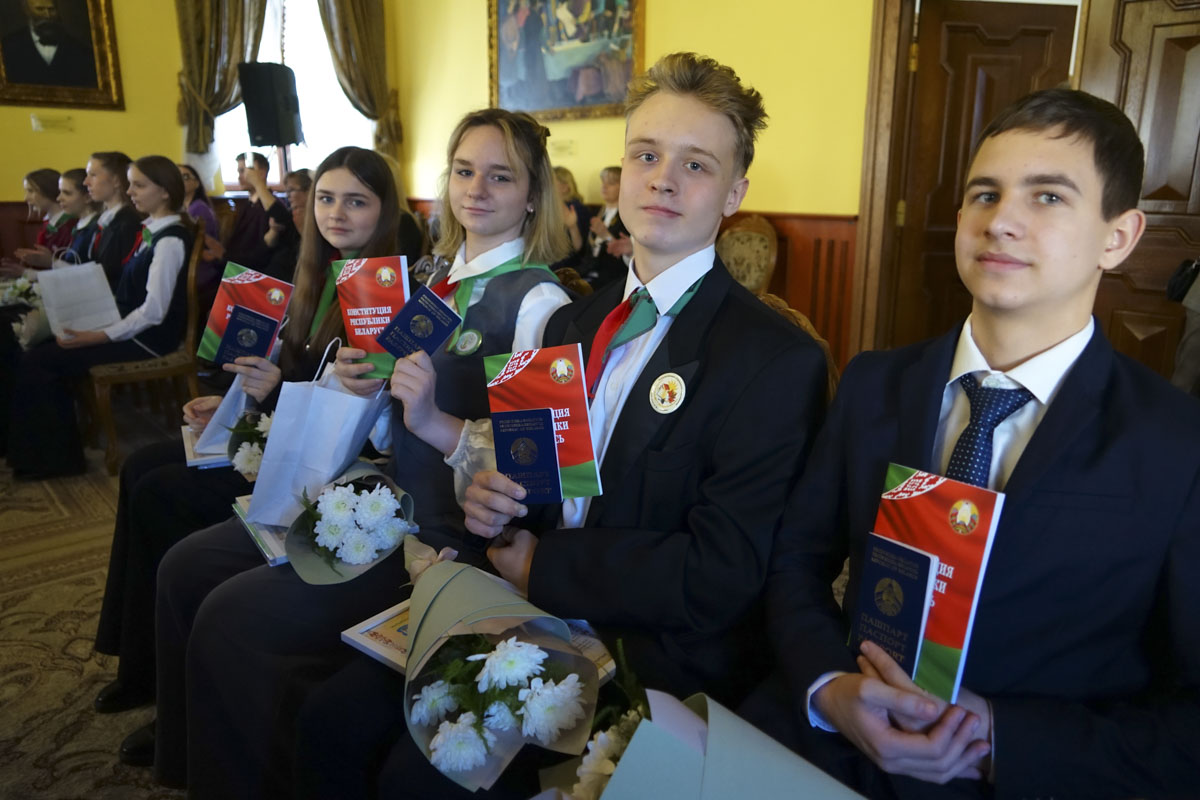 Сергей Чертков вручил паспорта лучшим учащимся города