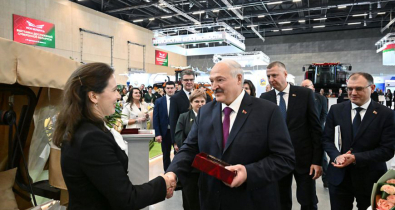 «Подумал, что надо себе заказать». Александр Лукашенко присматривается к отечественным садовым качелям