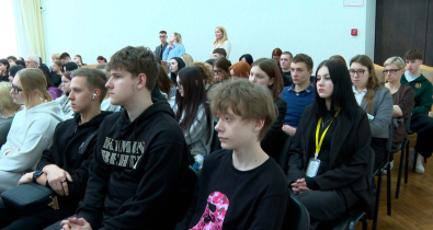 Слезы матери, которой позвонили из милиции: антинаркотический урок в гимназии №2 города Могилева. Видео