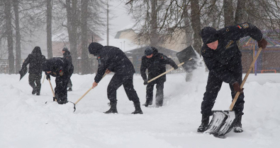 Молодежь и сотрудники СК вместе расчистили территорию Дома ребенка в Могилеве после снегопада