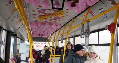 Водитель троллейбуса №4 Алина Клименкова в праздничные дни создает весеннее настроение пассажирам 