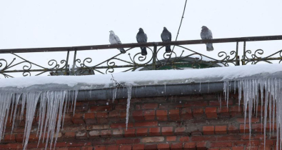 Сосульки и снежные шапки на крышах. О правилах безопасности возле зданий напоминают спасатели