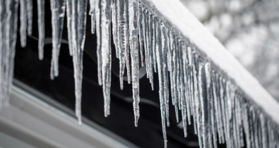 Не ходи под крышей: МЧС предупреждает о смертельной опасности сосулек и снега на крышах