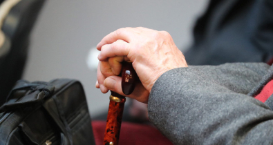 Размер пособия по уходу за человеком старше 80 лет или инвалидом I группы вырастет с 1 ноября