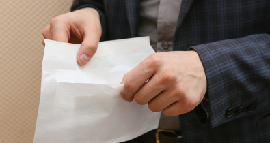 На какой риск идут наниматели, выплачивая зарплаты в конверте, разъяснили в Минтруда