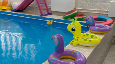 Теперь с комфортом и безопасностью: в детском саду №113 заработал полностью обновленный бассейн