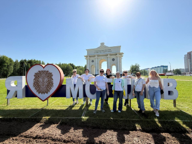 5 000 цветов у Триумфальной арки: могилевчанки преобразили въезд в город
