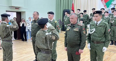 Пример чести и ответственности. В Могилеве школьникам вручили удостоверения на право ношения формы