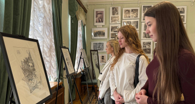 Глубина и символизм: в Могилеве открылась художественная выставка, приуроченная к форуму «М.@rt.контакт»