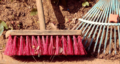 Метлы, грабли и техника: как в Могилеве приводят в порядок дворы и улицы после зимы. Видео