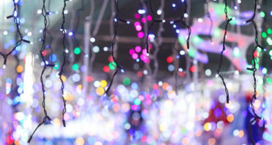 Новогодний декор и безопасность. Госэнергогазнадзор напомнил о риске покупки незаводских гирлянд