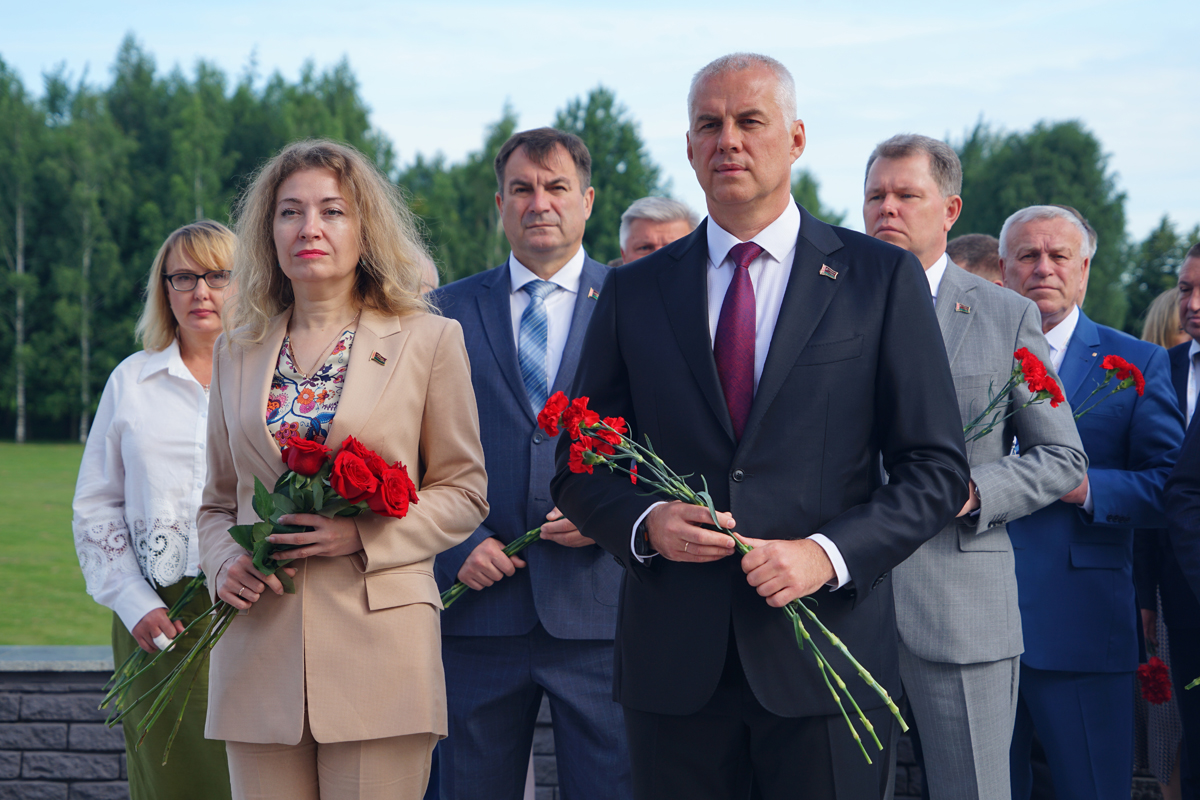 День города: возложение цветов и венков на Буйничском поле