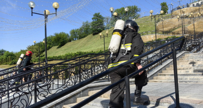 Более 250 ступеней: спасатели Могилева соревновались в скоростном подъеме по лестнице